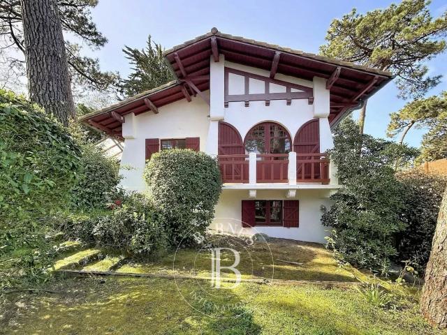 VILLA TRADITIONNELLE DE CHARME AVEC 4 CHAMBRES À DEUX PAS DE LA PLAGE, QUARTIER HAÏTZA / CORNICHE AU PYLA SUR MER