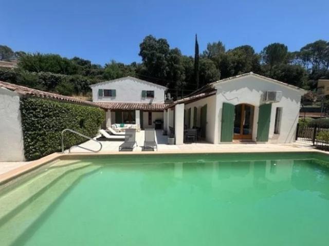 Villa très lumineuse et spacieuse avec magnifique espace piscine!