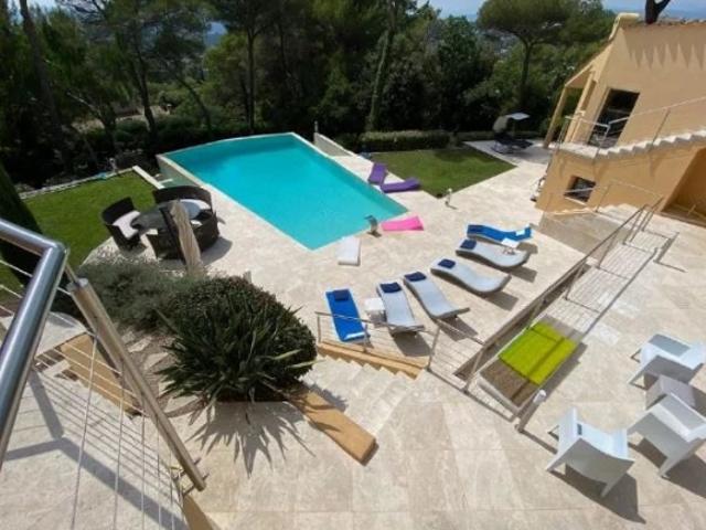 VILLA TRES SPACIEUSE VUE DOMINANTE SUR LE VIEUX VILLAGE