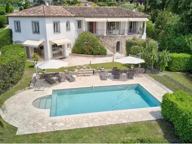 VILLA TRES SPACIEUSE EN POSITION DOMINANTE