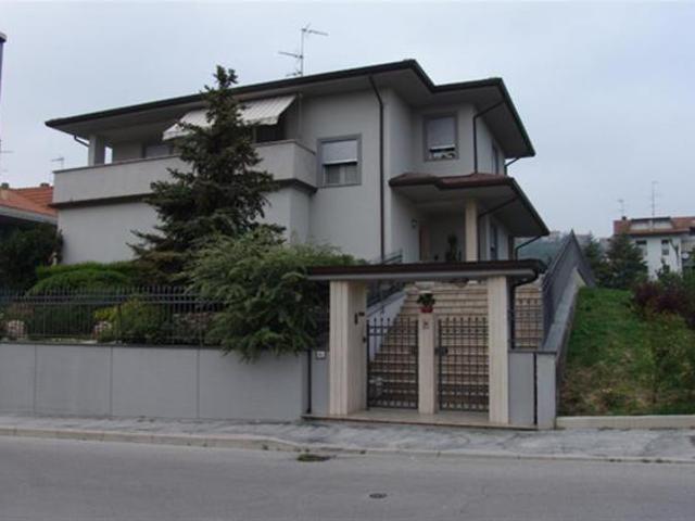 VILLA INDIPENDENTE IN POSIZIONE STRATEGICA
