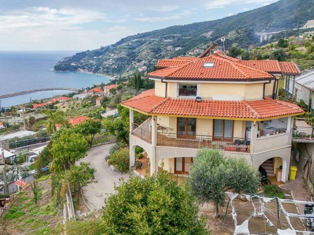 Villa trifamiliare in vendita a Ospedaletti