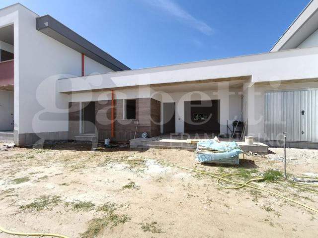 Villa trifamiliare in vendita a Anzio