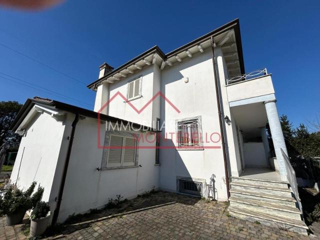 Villa trifamiliare in vendita a Camaiore
