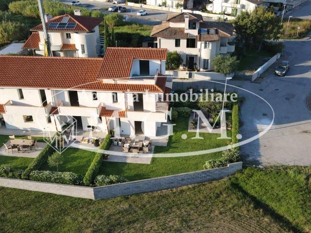 Villa trifamiliare in vendita a Cascina