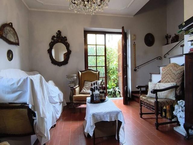 Villa trifamiliare in vendita a Carrara