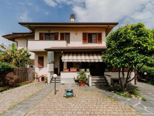 Villa trifamiliare in vendita a Pietrasanta