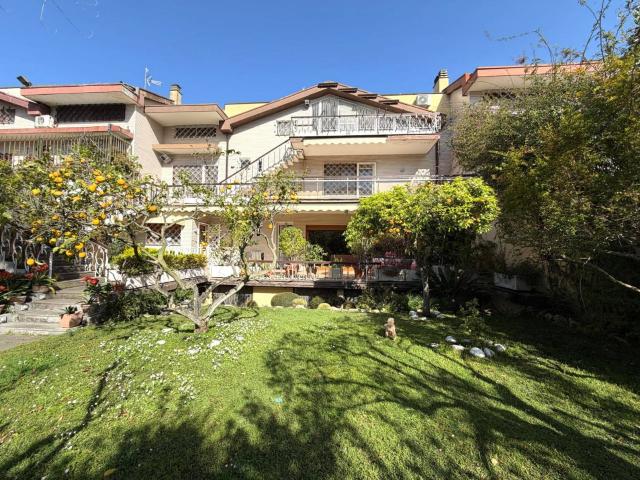 Villa trifamiliare in vendita a Roma, Casalpalocco