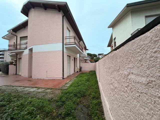 Villa trifamiliare in vendita a Viareggio