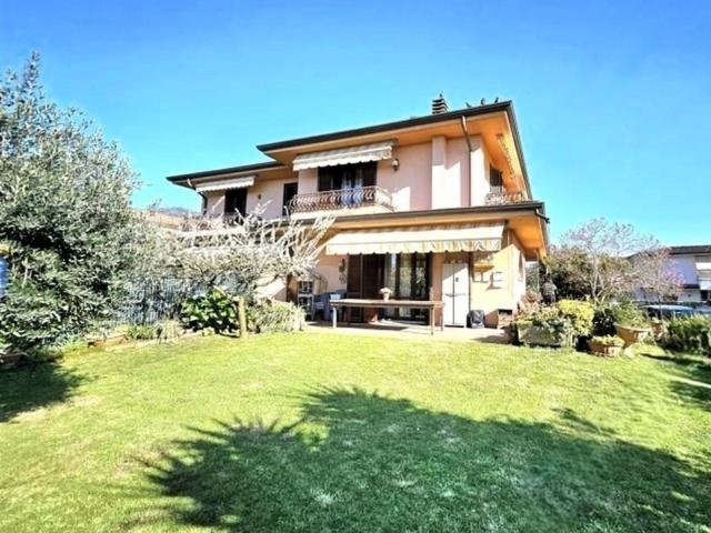 Villa Trifamiliari con giardino, Massa quercioli