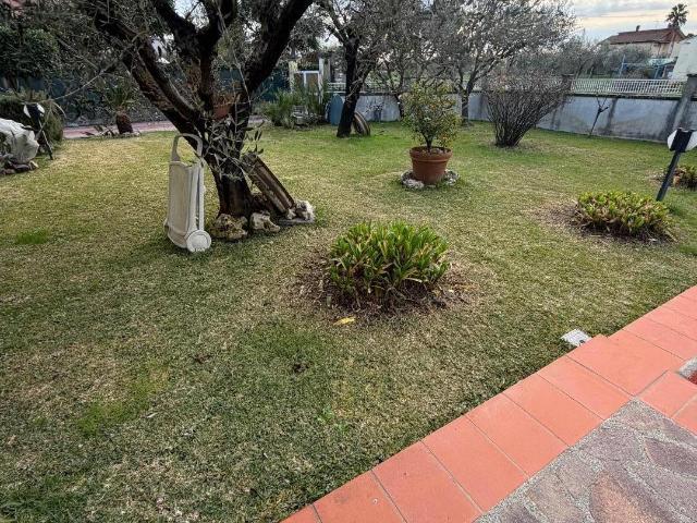 Villa Trifamiliari con giardino a Ortonovo