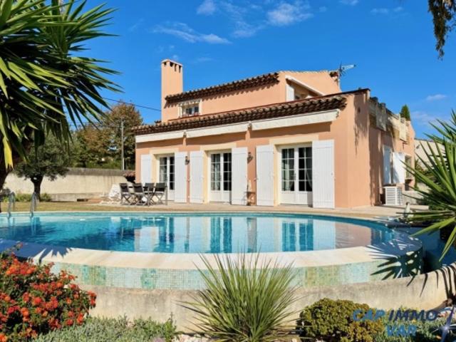 Villa type 5 avec studio et piscine