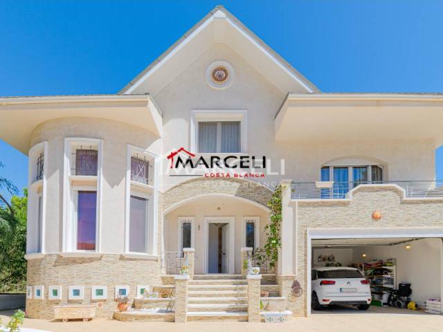 VILLA ÚNICA Y EXCLUSIVA CON ACABADOS DE LUJO Y CALIDADES EXCEPCIONALES