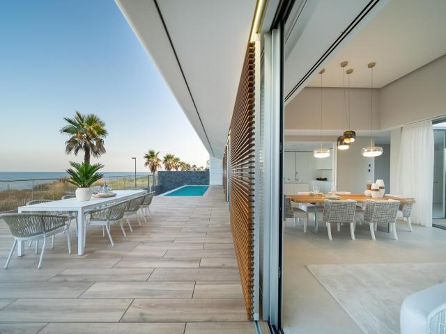 Villa única a estrenar a pie de mar Estepona