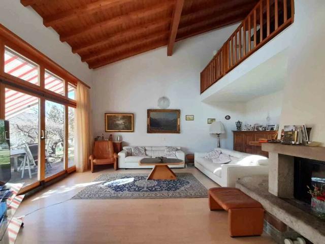 VILLA UNIFAMILIARE 6.5 LOCALI CON GRANDE GIARDINO A CURIO