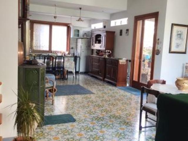 Villa unifamiliare con 550 mq di vetde