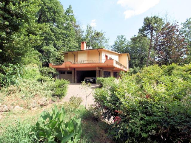 Villa unifamiliare di ampia superficie con giardino in vendita a Montemurlo, Bagnolo