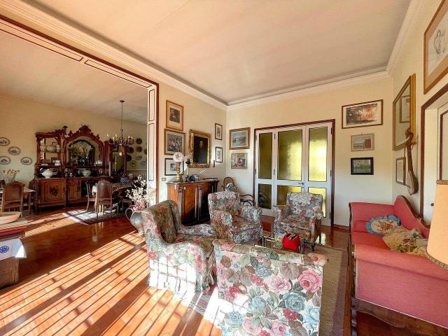 Villa unifamiliare di grande metratura con giardino in vendi. 339m² Uzzano