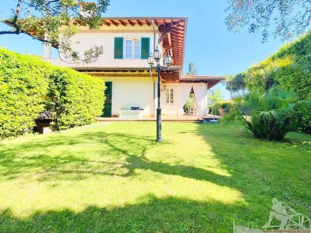 Villa unifamiliare in affitto a Forte Dei Marmi