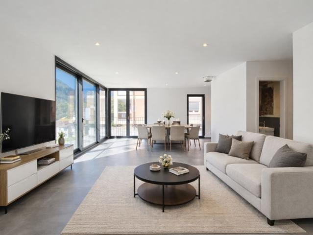Villa unifamiliare in stile contemporaneo con giardino