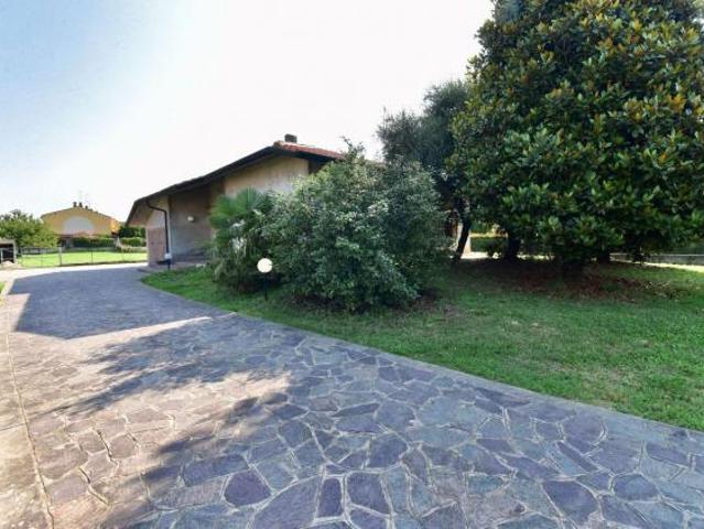 Villa unifamiliare in vendita a Cislago 3 locali 200mq