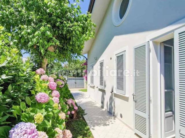 Villa unifamiliare via Lorenzo Giglioli, 70, Vaiana, Forte dei Marmi