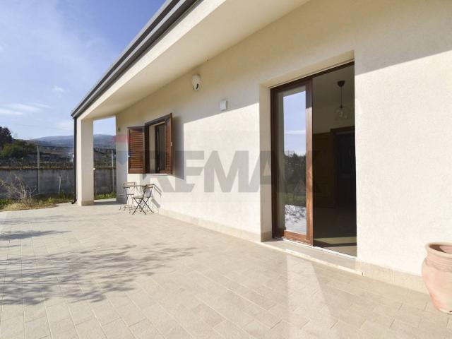 Villa unifamiliare via Salemi Pennisi 74, Aci Sant'Antonio
