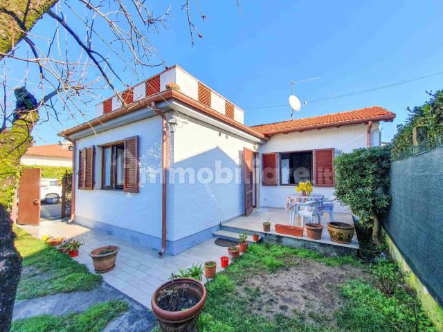 Villa unifamiliare via Trento, 92, Centro, Forte dei Marmi