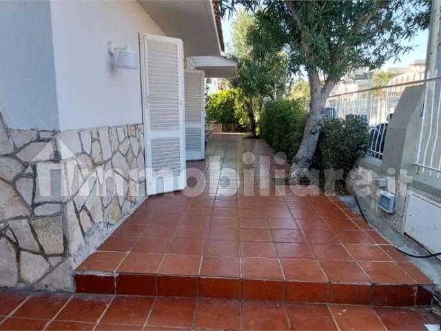 Villa unifamiliare viale Del Pino, 25, Palese, Bari