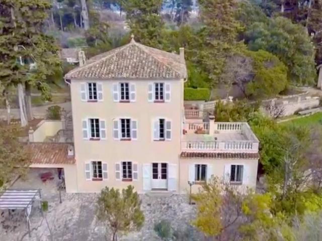 Villa unique et majestueuse sur un terrain spacieux