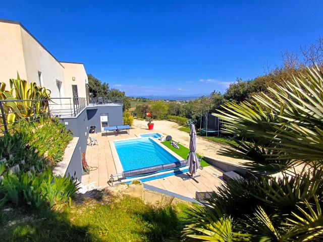 Villa unique, immenses volumes, magnifique vue dégagée et dominante