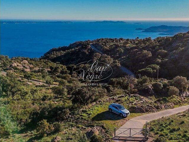 VILLA UNIQUE VUE MER À VENDRE ROUTE DES CRÊTES AU LAVANDOU