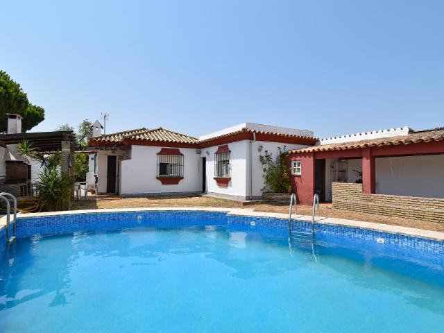 Villa urbana con piscina en venta en Chiclana ID l1g6o