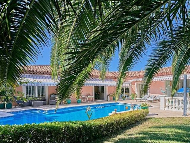VILLA VALESCURE AU CALME AVEC PISCINE