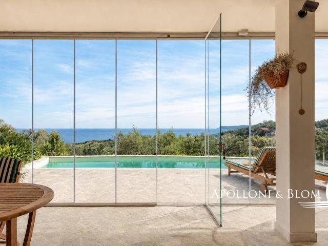 Villa vista mare con piscina riscaldata, energia solare – Va. 439m² Varazze