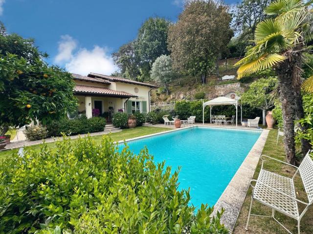 Villa vista mare, Pietrasanta strettoia