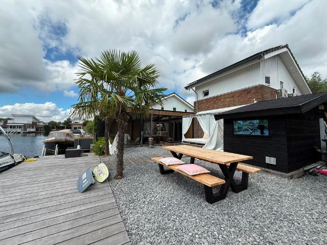 Villa, vrijstaande woning waterwoning te huur in Vinkeveen
