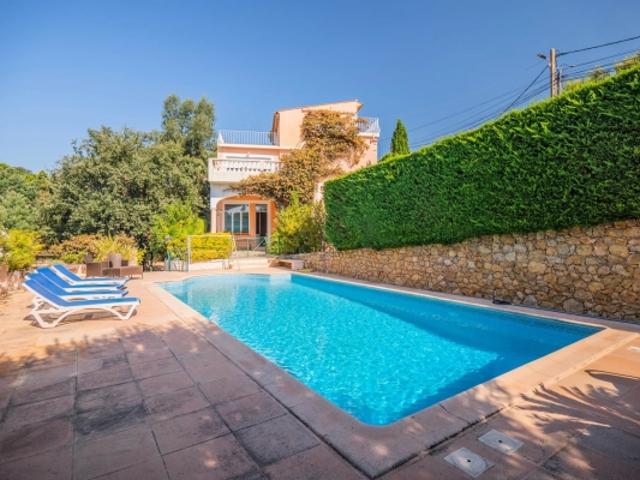 Villa vue mer dans le domaine de Beauvallon