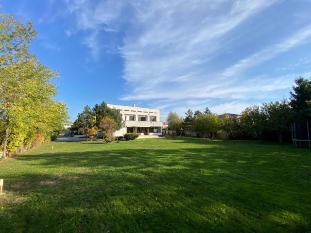 villa with a generous yard, located in the pipera area
