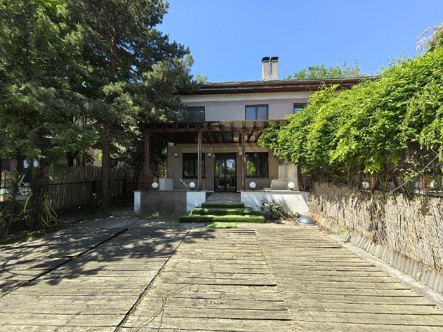 Villa with Pool and access to the lake