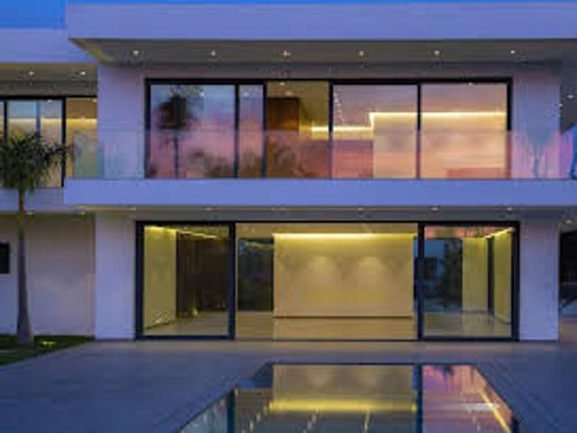 Villa avec piscine et jardin