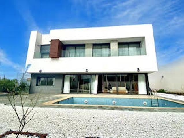 Villa avec piscine et jardin