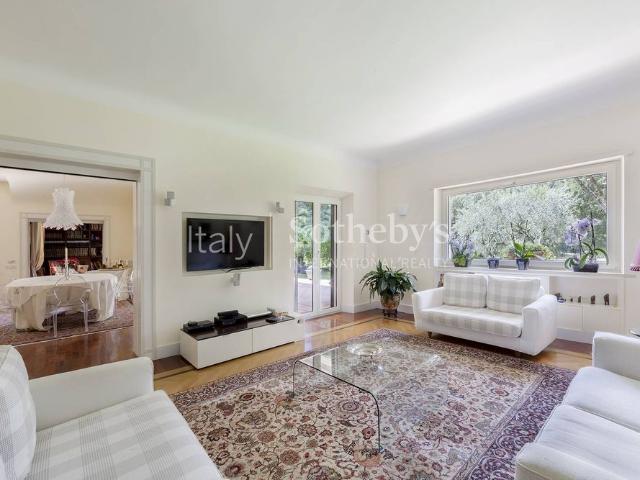 Villa with swimming pool and private park near Rome