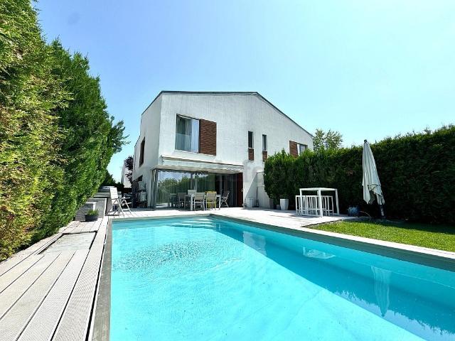 Villa with Swimming Pool in Tunari