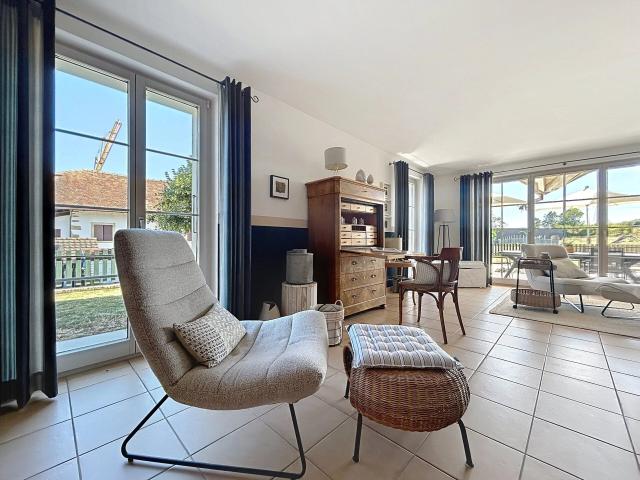 Villa with 6.5 rooms on sale in Thielle Ref 87222 | dreamo. Ch