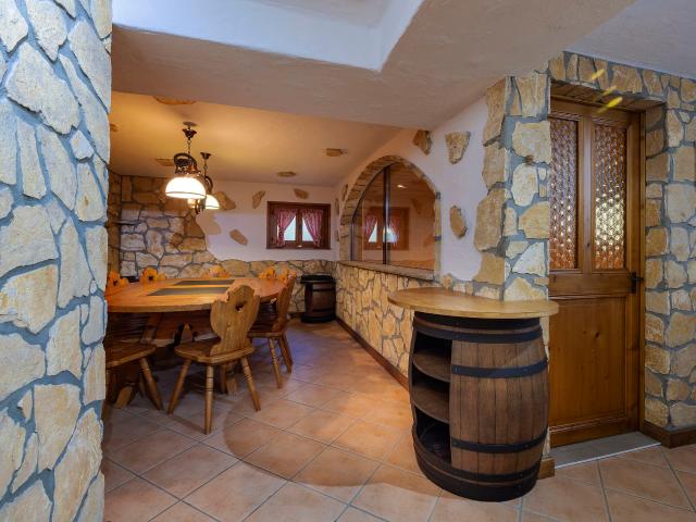 Villa with 9.5 rooms on sale in Centre du village 450 m² | dreamo. Ch