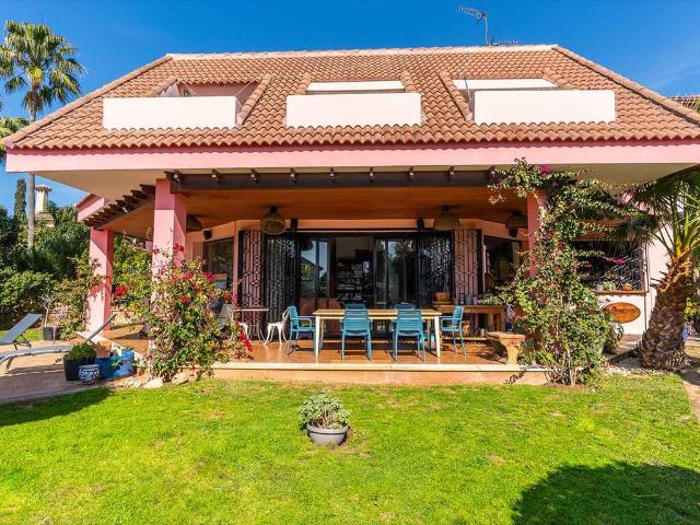 Villa z 5 pokojami, basenem i widokiem na morze