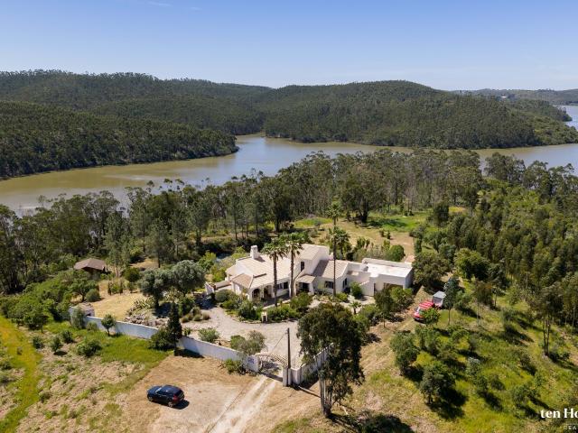 Villa à beira do lago na Barragem da Bravura com privacidade e potencial excepcionais