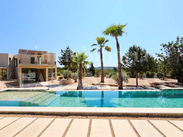 Villa a estrenar con arquitectura vanguardista y vistas despejadas al campo
