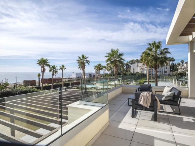Villa a estrenar en primera línea de playa ubicada en una pr. 516m² Estepona